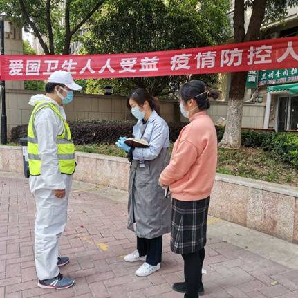 陈念在小区出入口了解防控情况。图片由受访者提供