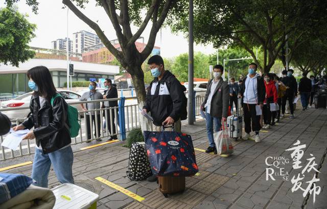 重庆初三、高三和中职毕业年级明日开学，同学们返校了