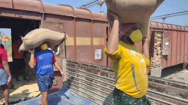 印度封锁期间 铁路、民航部门全力保障物资运输