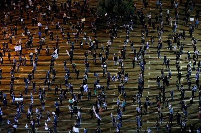 疫情下以色列“反总理示威”现独特一景：数千人佩戴口罩 彼此间隔两米