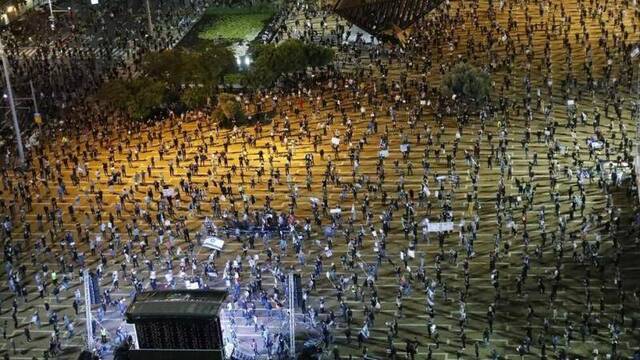疫情下以色列“反总理示威”现独特一景：数千人佩戴口罩 彼此间隔两米
