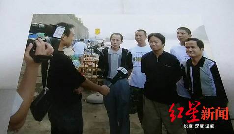 2006年央视记者采访，后排左一为罗文。受访者供图