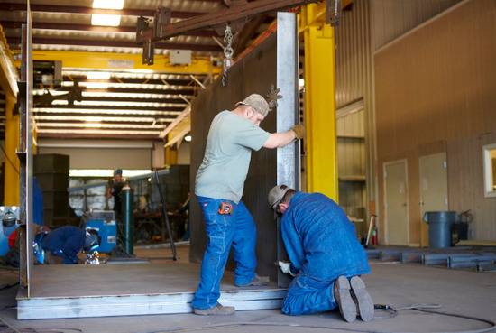 在德克萨斯州默奇森的Rising S Co.制造工厂，工人们在一个地下钢掩体的框架上工作。