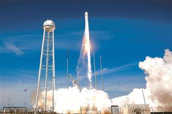 这是去年美国诺思罗普-格鲁曼公司利用“安塔瑞斯”火箭发射“天鹅座”飞船，从美国东海岸弗吉尼亚州的瓦勒普斯航天发射场起飞。新华社发(沈霆摄)