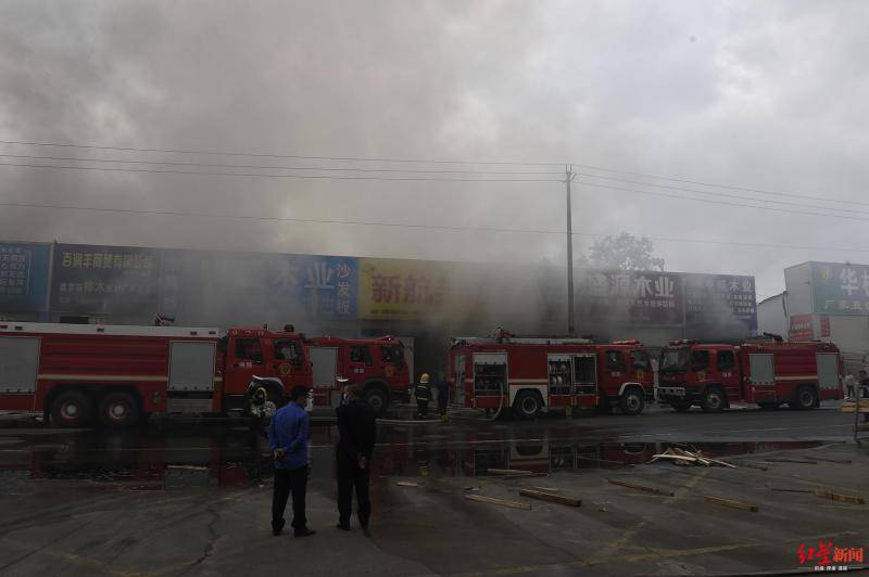 成都新都区一家居材料商场突发火灾，现场浓烟滚滚