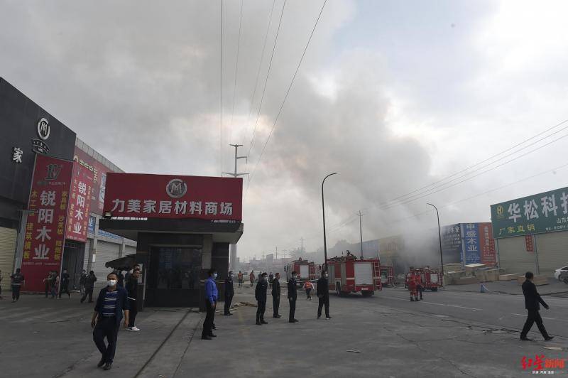 成都新都区一家居材料商场突发火灾，现场浓烟滚滚