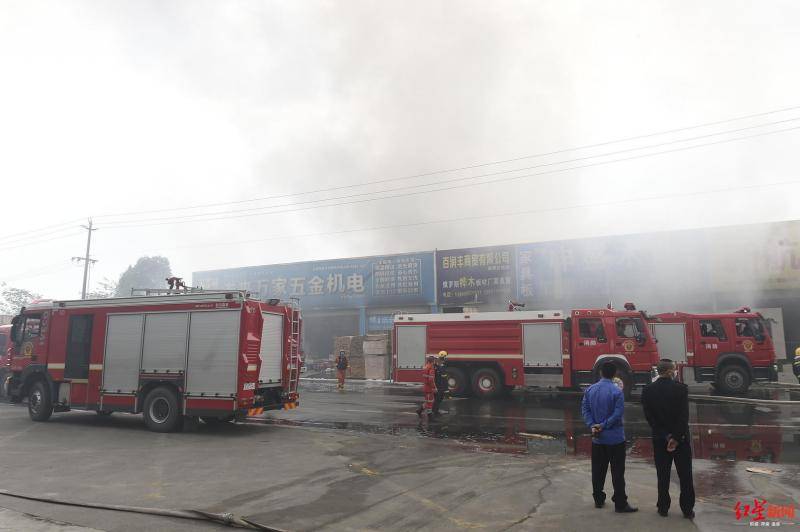 成都新都区一家居材料商场突发火灾，现场浓烟滚滚