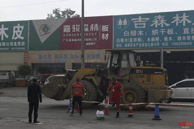 成都新都区一家居材料商场突发火灾，现场浓烟滚滚