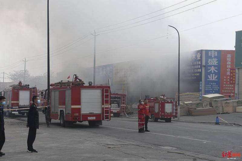 成都新都区一家居材料商场突发火灾，现场浓烟滚滚