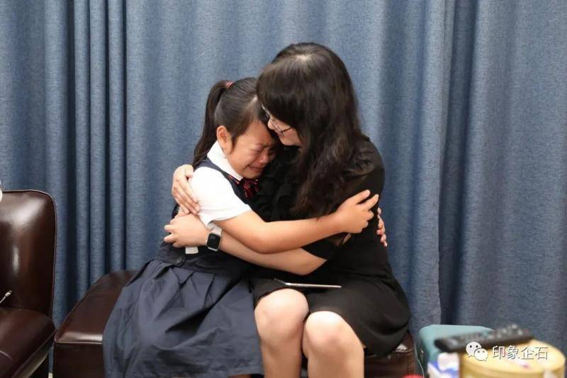 87天的等待， 这位小女孩终于可以拥抱真实的妈妈！