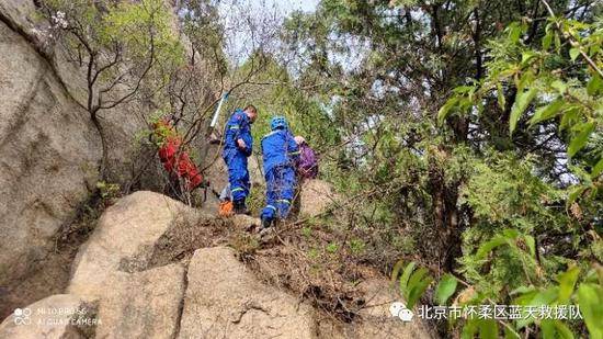 爬野长城又出事！一驴友被落石击中不幸身亡