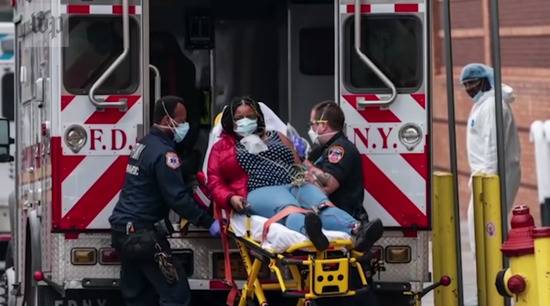 一名非裔纽约人正在被送上救护车。/WP