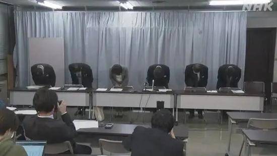 4月12日，因核酸检测操作失误，日本爱知县24人被误诊为新冠肺炎阳性，当地政府负责人向民众道歉（图源：NHK网站）