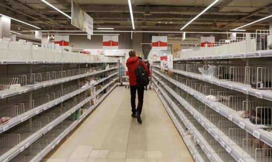  3月16日，莫斯科某超市货架上的商品被顾客拿空。中新社记者王修君摄