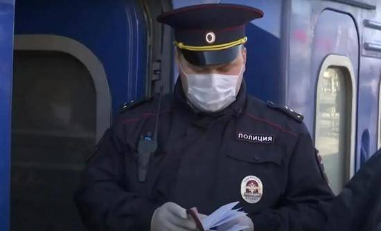 俄罗斯火车站工作人员正在核实乘客信息。