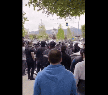 现场视频显示，警察拖拽一名示威者