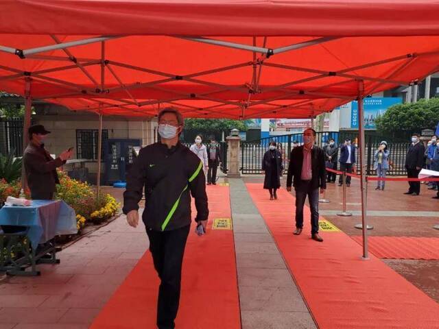  20日上午，武汉二中开展疫情防控现场应急处置演练