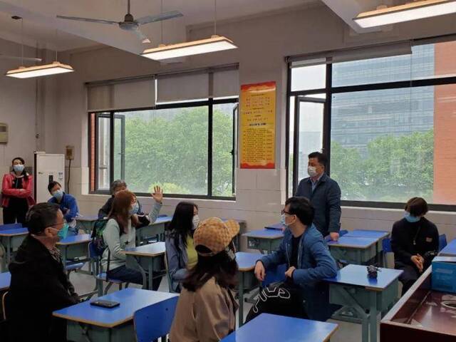 武汉二中教室里，学生（老师演练）单人单座佩戴口罩上课