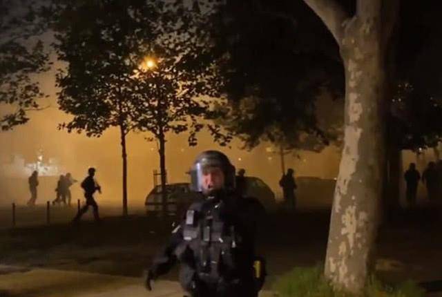 巴黎连续两晚爆发骚乱，警察被指针对少数族群“高压防疫”