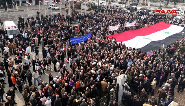 △今年1月苏莱马尼被杀后叙利亚民众聚集在一起对他表达悼念（图片来源：叙利亚国家通讯社）
