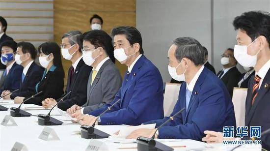 ▲4月7日，在日本东京，日本首相安倍晋三（前右三）为应对新冠病毒疫情发布紧急事态宣言。（新华社/共同社）