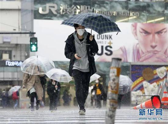 ▲4月18日，在日本东京，行人戴口罩走在涩谷街头。（新华社/共同社）