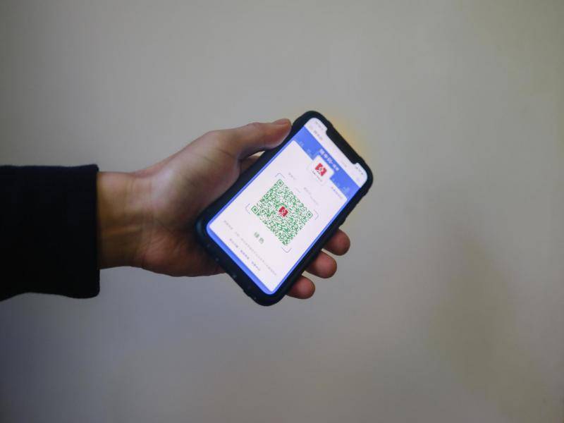  2020年4月21日，一位市民展示手机中的健康码。澎湃新闻记者周平浪图