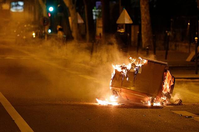 隔离期间，巴黎郊区少数族裔与警方冲突