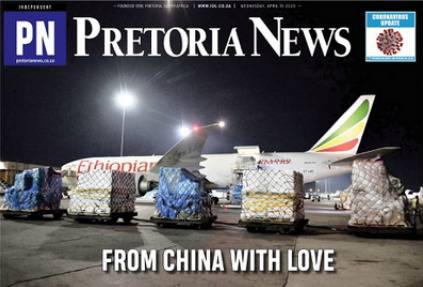 《比陀新闻报》头版头条以“来自中国的爱”为题，刊登了中国第二批援助南非抗疫物资抵达的大幅照片。