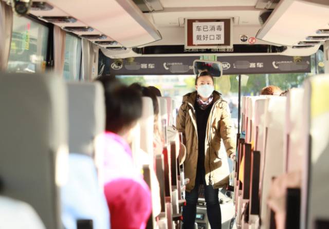 北京恢复市内组团游业务，载客旅游大巴车需经过严格的消毒。图/中青旅遨游
