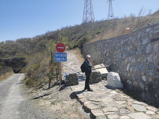 京西马蹄窝古道 上山路口砌起石墙