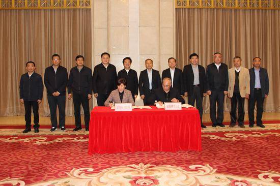 安徽理工大学与芜湖市第一人民医院签订战略合作协议。宫耀摄