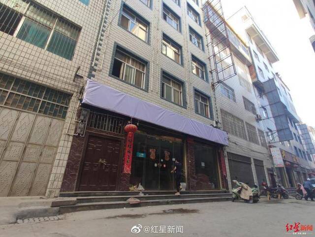 云南15岁少女被逼卖淫跳楼：家属称参与逼迫的15岁男生，哥哥是当地涉黑人员