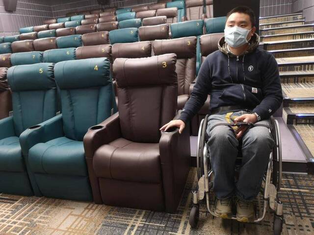潘逸飞体验影院轮椅坐席。摄影/新京报记者黄哲程