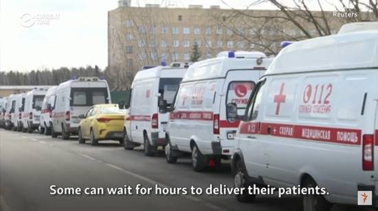 莫斯科一家医院门外的救护车排起了长队。/Radio Free Europe
