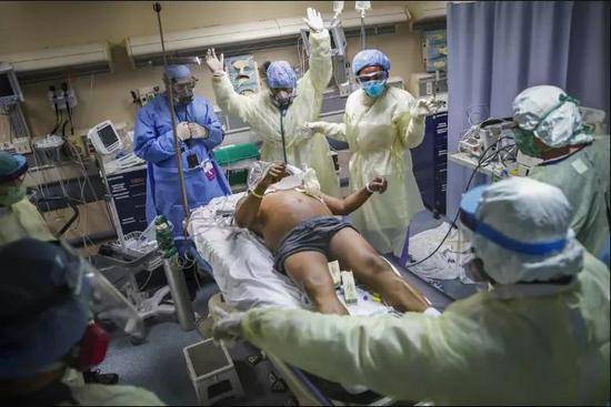 医护人员全力抢救病人，图源：美联社新闻网
