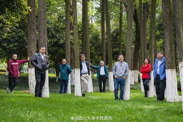 这张大合照的C位空着，留给“重症八仙”之一的康焰