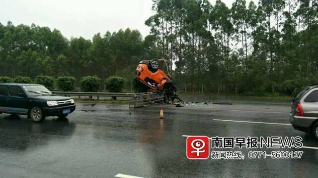 广西高速发生惨烈交通事故 4人遇难