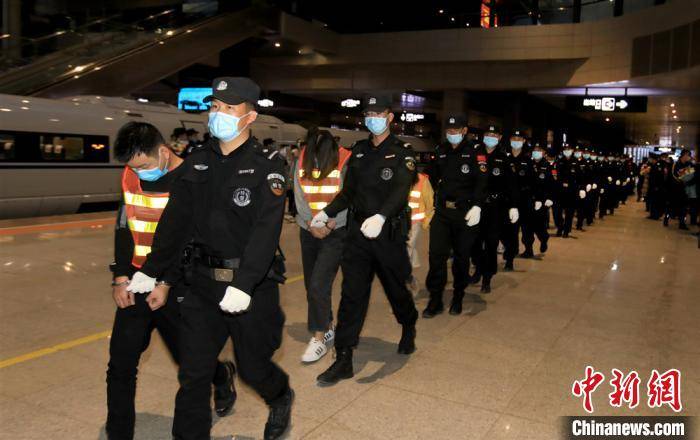  4月22日，甘肃警方押解非法贩卖公民信息团伙案61名犯罪嫌疑人归案。张胜利摄