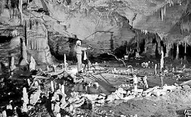 17.6万年前，现位于法国的布吕尼屈厄洞穴内，尼安德特人取下了 4吨重的石笋，并用其搭建了一个看似缺少实际用处的圆环形结构。