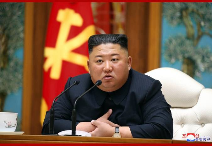  4月11日，金正恩出席朝鲜劳动党中央政治局会议。（朝中社）