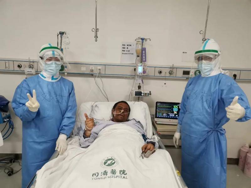 4月20日胡卫锋在武汉同济医院中法新城院区重症病房央视新闻1+1微信公众号图