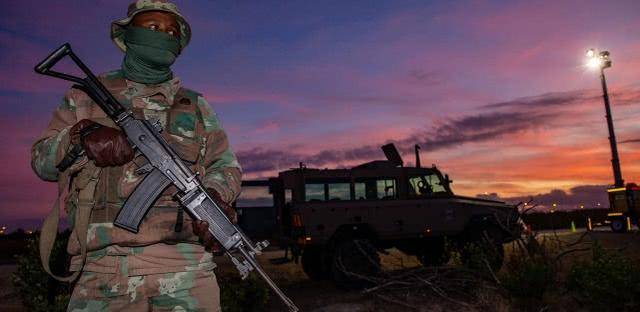 南非将增派7万名士兵协助“世界最严”封锁措施，阻绝病毒传播