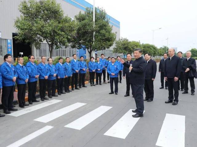 4月22日，习近平在陕西汽车控股集团有限公司同职工亲切交谈。新华社记者鞠鹏摄