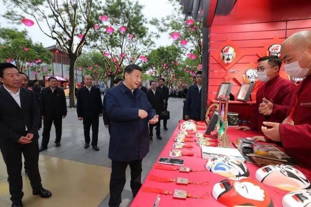 4月22日，习近平走进大唐不夜城步行街，了解步行街恢复经营状况。新华社记者鞠鹏摄