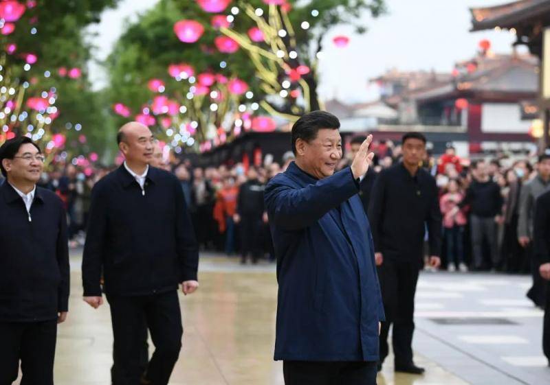 4月22日，习近平在大唐不夜城步行街考察。新华社记者谢环驰摄