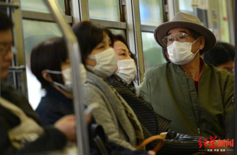 ▲进入紧急状态的日本，公共交通里面依然满是戴着口罩出行的人（图据时事通讯社）