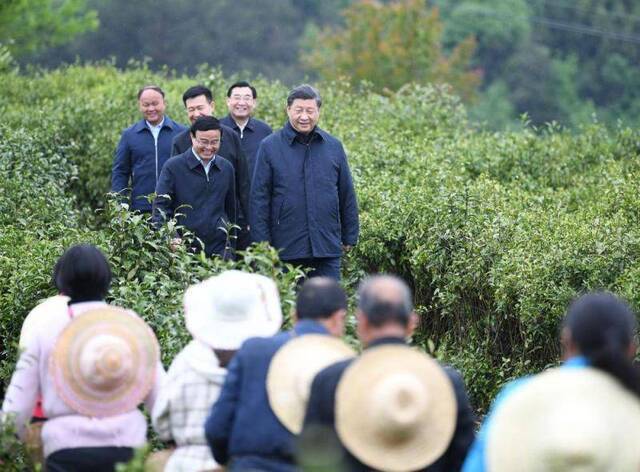  4月21日，中共中央总书记、国家主席、中央军委主席习近平来到陕西省安康市平利县老县镇，在茶园考察脱贫攻坚情况。（燕雁摄）