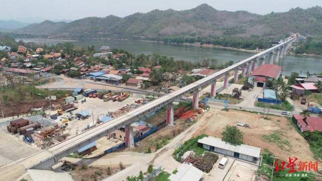 ▲中老铁路琅勃拉邦湄公河特大桥架设完成