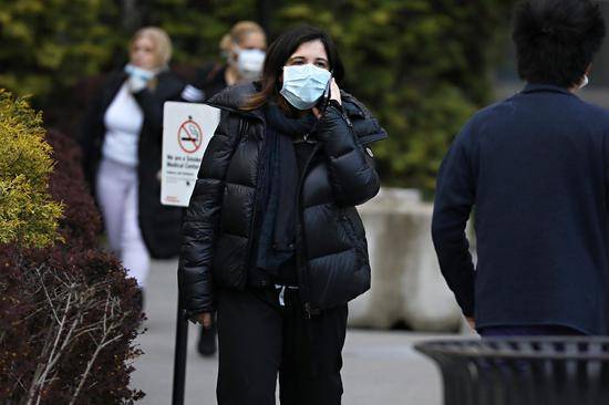 一名戴着防护口罩的纽约市民。图据CNN新闻